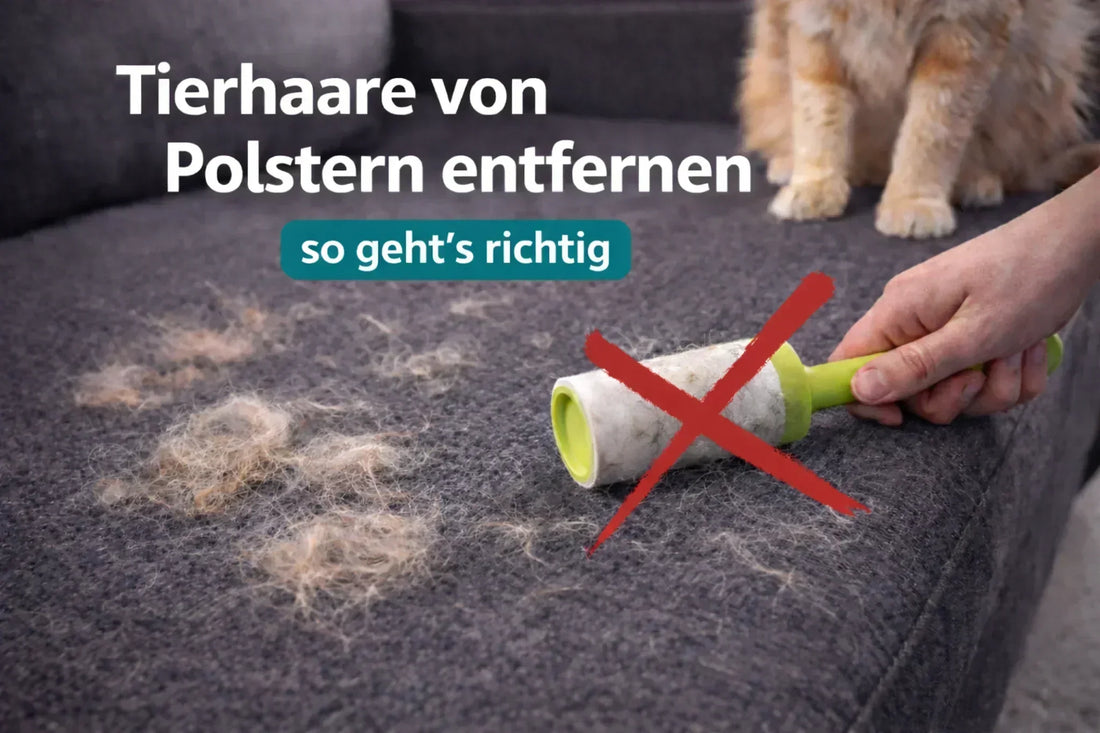 Tierhaare auf dunklem Polster mit Fusselrolle und rotem X – zeigt die falsche Methode beim Entfernen von Tierhaaren von Polstermöbeln.