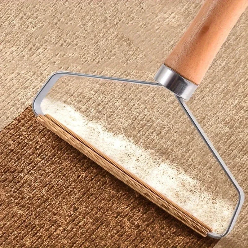 Tierhaarentferner aus Holz entfernt Haare und Fussel von hellem Teppich